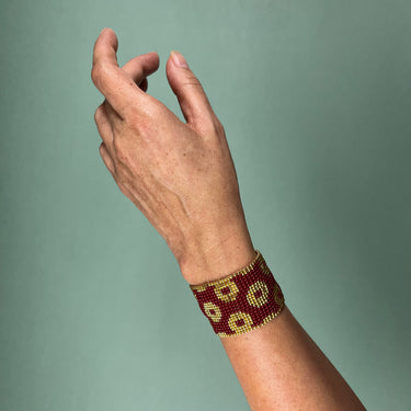 Brazalete Telar Dorado Grueso Rondanas Rojo